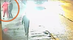 VIDEO: Mladík mal na zastávke biť ležiaceho bezdomovca. Iný muž sa ho zastal, útočník začal mlátiť aj jeho