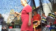 Spravte si dobrú náladu hneď zrána: Babička sa sexy vrtí do rytmu ako mladica