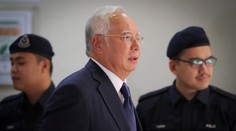 Bývalý premiér Malajzie Razak dostal za spreneveru 12 rokov väzenia