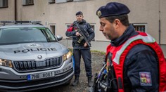 Vyhrážal sa, že vystrieľa celé mesto. Na úrade v Česku zabíjal narkoman, matka pred ním ušla cez okno