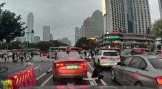 Hororové zábery z Číny. Mladík vrazil autom do chodcov, zabil päť ľudí a 13 zranil