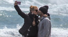 Akčný herec konečne otcom. Snúbenica sa pochválila tehotenskou fotkou