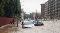 Záplavy, zosuvy pôdy aj nezvestná žena. Sever Talianska je pod vodou a dážď neprestáva