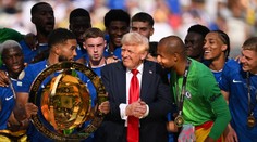 VIDEO: Keď sa niekde fotí, musí tam byť. Trump odmietol odísť z pódia pri oslavách titulu na MS klubov