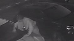 Mladík v noci rad-radom ničil zaparkované autá. Skončil v rukách polície, na záberoch ho spoznali aj jeho blízki