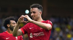 FOTO: Fanúšikovia vzdávajú úctu zosnulému Jotovi. Pred štadión Liverpoolu prichádzajú v húfoch