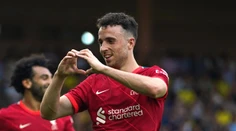 FOTO: Fanúšikovia vzdávajú úctu zosnulému Jotovi. Pred štadión Liverpoolu prichádzajú v húfoch
