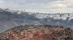 Stav ohrozenia trvá. Grécky ostrov Santorini zažil zatiaľ najsilnejšie zemetrasenie