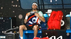 AO: Semifinálové kvarteto je kompletné. Tsitsipas si zmeria sily s Medvedevom