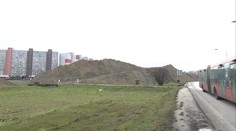 Dva obrovské násypy hliny uprostred sídliska