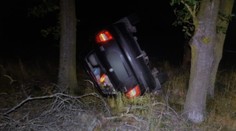 Nočná nehoda pri Senici. Vodič sa s autom prevrátil na bok, zraneniam na mieste podľahol