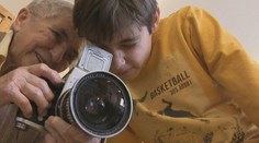 Ani im nenapadne brať do ruky mobil. Pani Magda v deťoch pestuje lásku k starým fotoaparátom