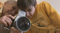 Ani im nenapadne brať do ruky mobil. Pani Magda v deťoch pestuje lásku k starým fotoaparátom