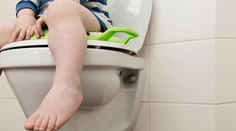 Malý chlapec uviazol hlavou v záchodovom sedadle. Pomôcť mu museli hasiči