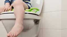 Malý chlapec uviazol hlavou v záchodovom sedadle. Pomôcť mu museli hasiči