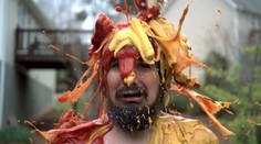 Ako pomôže plytvanie jedlom hladným deťom? Pozrite si šialené video