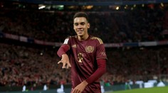 Volajú ho Bambi a žiari stále viac. Bayern si najdrahšieho tínedžera na svete chce udržať