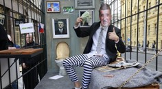 FOTOGRAFIE TÝŽDŇA: Falošný Babiš v cele, nový ostrov v Pacifiku či Biela noc v Bratislave