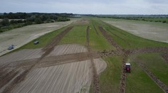 Traktory zorali letisko pri Senci. Niekoľko lietadiel tak zostalo uväznených