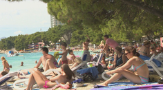 Ceny prudko stúpnu a miesta sa rýchlo minú. Poradíme vám, ako si zaistiť dovolenku za rozumnú sumu