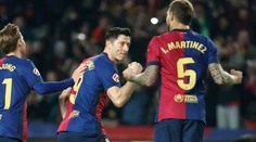 Barcelona využila zaváhania konkurentov a dostala sa na čelo tebuľky. Z penalty rozhodol  Lewandowski
