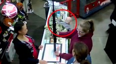 VIDEO: Zamestnanca záložne, ktorý zachránil kojenca pred škaredým pádom, oslavujú ako hrdinu