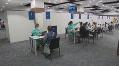 Ľudia s údivom sledujú, ako ich v čakárni na očkovanie predbehnú tínedžeri. Ako je to možné?