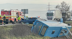 Tragédia pri Bánovciach nad Bebravou. Zrážka autobusu s autom si vyžiadala obeť (†60), hlásia niekoľko zranených