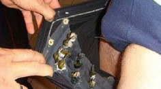 Muž sa snažil prepašovať 66 vtákov prišitých v nohaviciach