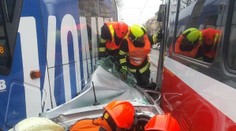 Hrozivá dopravná nehoda v Brne: Auto sa zakliesnilo medzi električky, ktoré ho úplne zlisovali