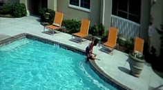 Video: Dievčatko (10) sa stalo hrdinkou. Zachránila malú sestru pred utopením