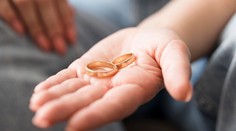 Dojímavý príbeh: Stratenú obrúčku našli po vyše 60 rokoch na mieste, kde zaľúbenci zasadili strom