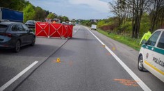 Hazard so životom pri prebiehaní cez cestu. Žena na mieste zomrela, dieťa skončilo v nemocnici