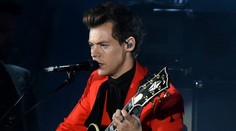 Rozvášnená fanúšička to nevydržala. Spevákovi surovo ohmatala rozkrok