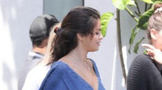 Načo v lete nosiť podprsenku. Selena to dala na voľnobeh