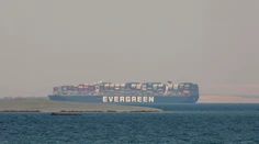 Egypt zadržal loď, ktorá blokovala Suez, a požaduje obrovské odškodné