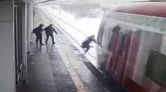 VIDEO: Momenty plné strachu. Chlapec (18) v Rusku spadol pod idúci vlak, stáli pri ňom všetci svätí