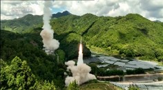 Čínske manévre pri Taiwane: Niekoľko rakiet, ktorými chcel Peking zastrašiť Tchaj-pej, dopadlo do japonských vôd