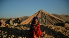 VIDEO: Novinári boli svedkami predaja dievčaťa (9) staršiemu Afgancovi, aby rodina nezomrela hladom