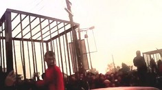 Spanilá jazda IS. Väzňov v klietkach vláčili pred upálením mestom