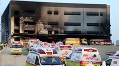 Požiar na stavenisku neprežilo 36 ľudí, desiatky ďalších sú nezvestní