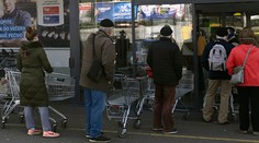 Obchodníci vyzývajú ľudí, aby nakupovali s rozumom. Potravín je dosť