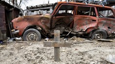 Otrasné zábery z mesta Hostomeľ. V garáži objavili 11 tiel, ďalších viac ako 400 ľudí je nezvestných, hlási Ukrajina