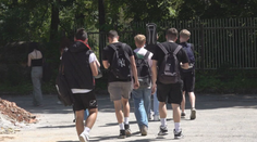 Bez rodičov v cudzej krajine. Keď sú internáty zatvorené, deti prespávajú vo vlakoch alebo na ulici