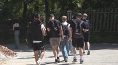 Bez rodičov v cudzej krajine. Keď sú internáty zatvorené, deti prespávajú vo vlakoch alebo na ulici