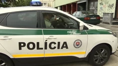 Protidrogový zásah v obci Čičava. Údajne zadržali starostu s dcérou