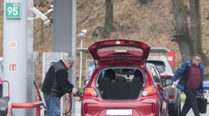 Ceny ropy výrazne poklesli: Česi sa už tešia z lacnejšieho benzínu, Slováci si musia počkať