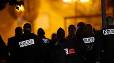 Dráma v Paríži: Muž podrezal na ulici učiteľa, polícia ho zastrelila