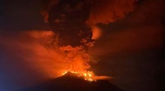 VIDEO: Nočné zdesenie v Indonézii. Vybuchla tam sopka, evakuovať museli stovky ľudí