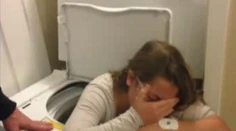 Hra na schovávačku sa skončila komicky. Tínedžerka sa zasekla v práčke